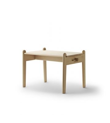 CH411 Peter's Kindertisch von Carl Hansen & Søn aus hellem Holz mit Schublade.